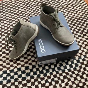 Ecco "Chase II" chukka ankle boot in smooth grey leather. size 8